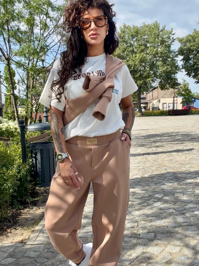✨ Casual chic w najlepszym wydaniu! ✨
Ten beżowy komplet to idealne połączenie wygody i miejskiego stylu. 
Luźna bluza na zamek z ozdobnym detalem i idealnie skrojone spodnie sprawdzą się zarówno na spacer, jak i na weekendowy wypad. 
Kto też uwielbia takie zestawy? 🤎👇
#ootd #casualstyle #dresicomfort #modnakobieta #wygoda bastetfashion