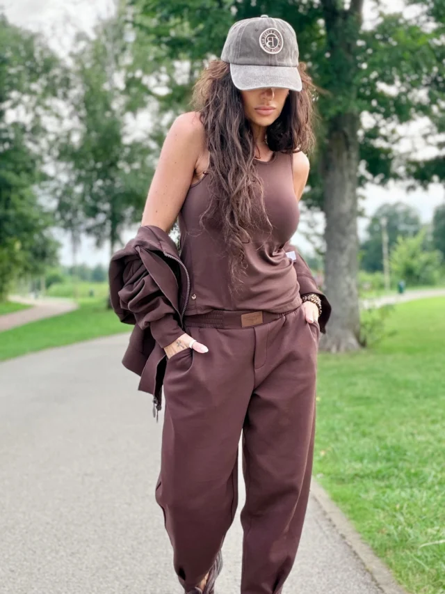 Czekoladowy dres z pianki udowadnia, że sportowy luz może iść w parze z elegancją! 🍫 Wyjątkowa struktura materiału sprawia, że komplet pięknie trzyma fason i wygląda niezwykle nowocześnie. 
Idealna baza dla kobiet, które żyją w biegu, ale nie rezygnują ze świetnego wyglądu. 🛍️
#bastetfashion #new