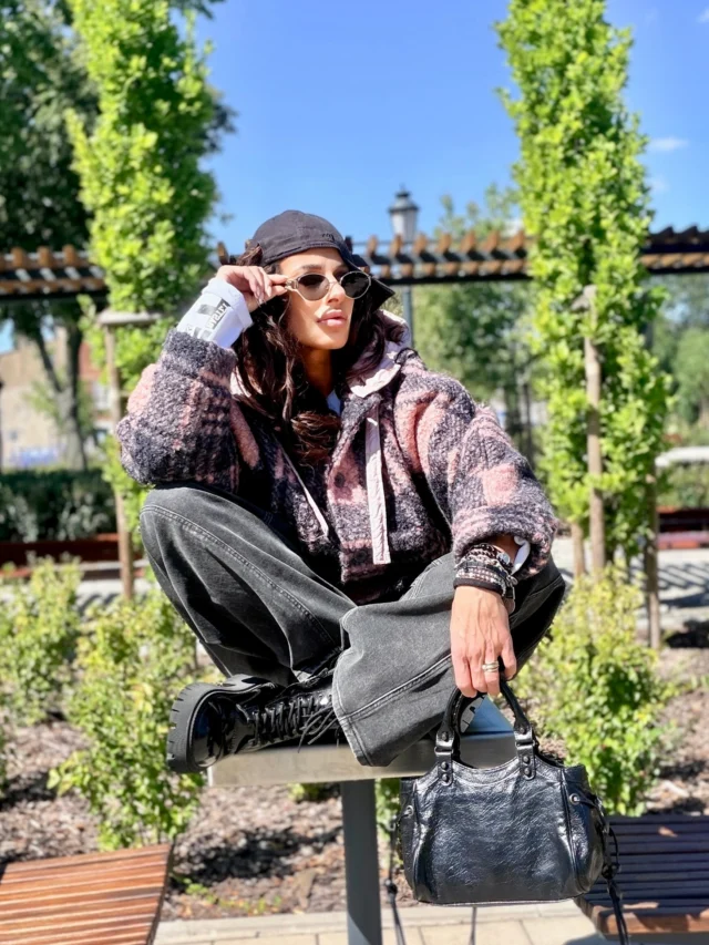 Otul się modą! 🥰 
Ciepła, miękka i niesamowicie stylowa kurtka w kratę to absolutny must-have w Twojej szafie. Fason oversize gwarantuje pełną swobodę ruchów i świetny, streetwearowy look. 
Kto ma już ochotę na małe zakupowe szaleństwo? 🛍️👇
#bastetfashion #new