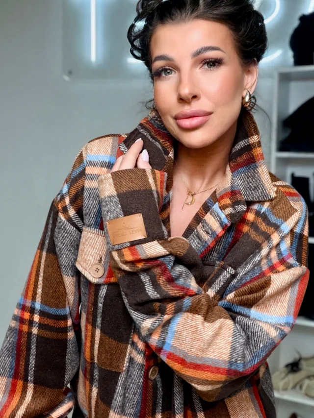 🤎 Koszula w kratę – luźny, oversize’owy fason, miękka tkanina i modne kieszenie z przodu. Idealna do jeansów i codziennych stylizacji. ✨
#bastetfashion #new #jesień