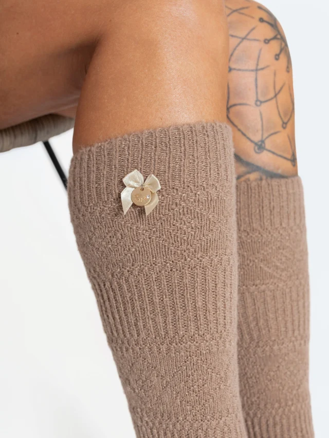 🧦✨ Ciepło, miękko i stylowo – skarpetki z 85% alpaki! ✨

Poznaj wyjątkowo przyjemne w dotyku skarpetki wykonane z wysokiej jakości mieszanki z przewagą wełny z alpaki. 🤍

🐑 85% alpaka
🧦 12% nylon
✨ 3% elastan
📏 Rozmiar: 36–41
🎨 Dostępne w różnych kolorach

Miękkie, otulające i idealne na chłodniejsze dni. Dzięki dodatkowi elastanu dobrze dopasowują się do stopy, a delikatna dzianina zapewnia komfort noszenia.
#skarpety #bastetfashion #new