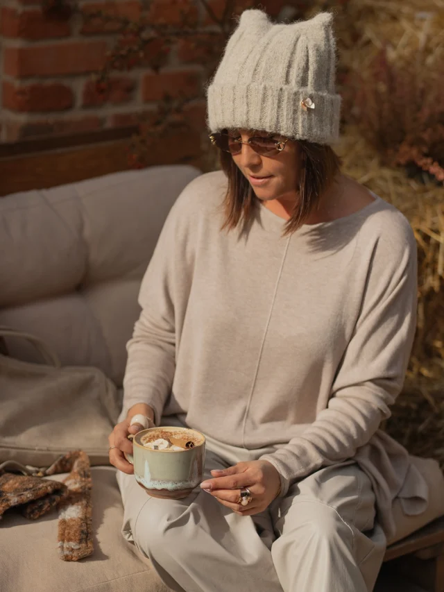 ✨ Sweter, który pokochasz za wygodę i uniwersalny fason! ✨

Minimalistyczny, miękki i niezwykle przyjemny w noszeniu 🤍 
Sweter ma luźniejszy, komfortowy krój, lekko wydłużony fason oraz subtelne rozcięcia po bokach, dzięki czemu pięknie układa się na sylwetce.

Możesz nosić go zarówno z jeansami, jak i eleganckimi spodniami czy szerokimi fasonami – świetnie sprawdzi się w codziennych stylizacjach. 🧶✨

✔️ komfortowy, swobodny fason
✔️ miękka dzianina
✔️ dłuższy krój
✔️ rozcięcia po bokach
✔️ idealny do wielu stylizacji

Prosty fason, który daje mnóstwo możliwości! 🤎

#sweterdamski #modadamska #sweter #jesiennastylizacja #bastetfashion